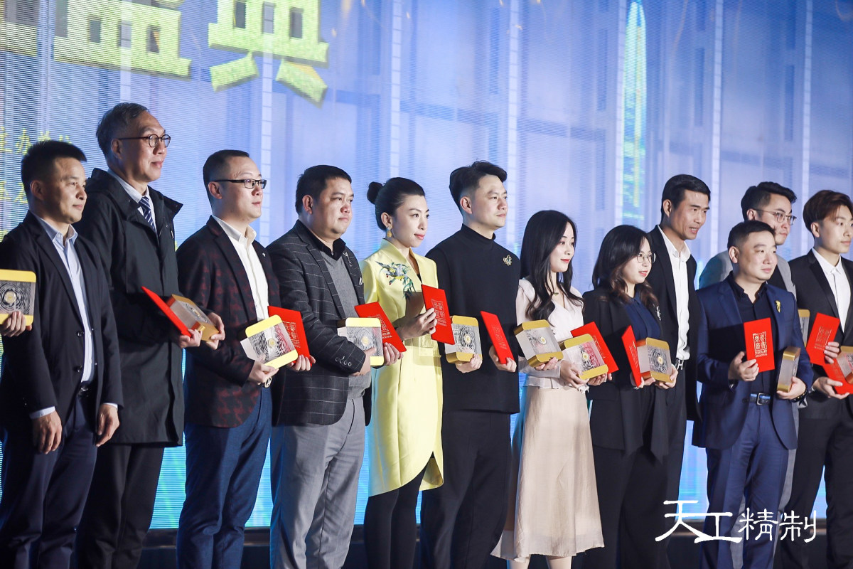 6008集团官方网站集团研发司理黄玮女士（右5）领奖